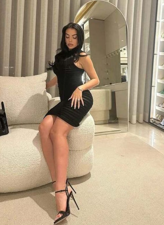 شاركت جورجينا رفيقة رونالدو صورة في فستان ضيق أنيق شبه شفاف