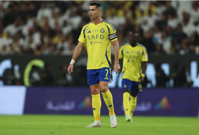 رد رونالدو على فوز النصر في المباراة ، حيث سجل الهدف 921 في مسيرته.