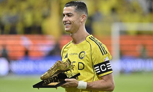 كريستيانو رونالدو يتوج بلقب هداف الدوري السعودي ويحصل على الحذاء الذهبي
