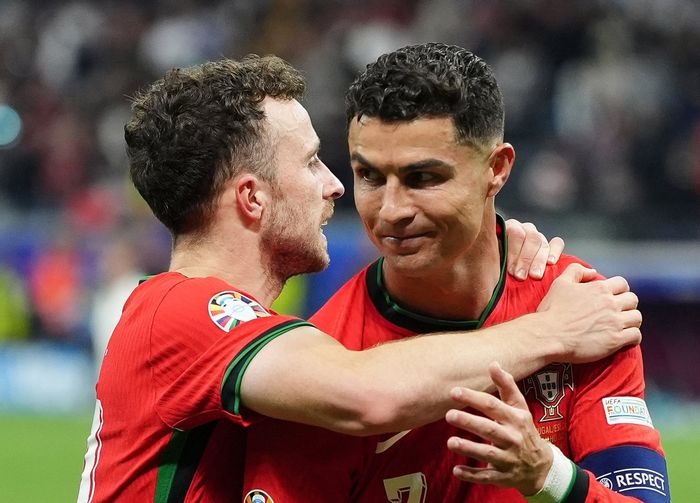 رونالدو يفضح سبب غيابه عن جنازة زميله في المنتخب
